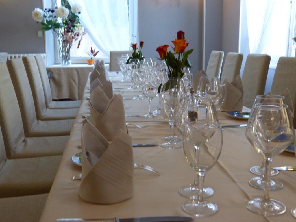 Hotel Restaurant "Le Relais" Courtenay  Kültér fotó