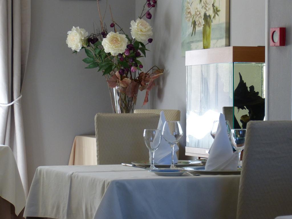 Hotel Restaurant "Le Relais" Courtenay  Szoba fotó