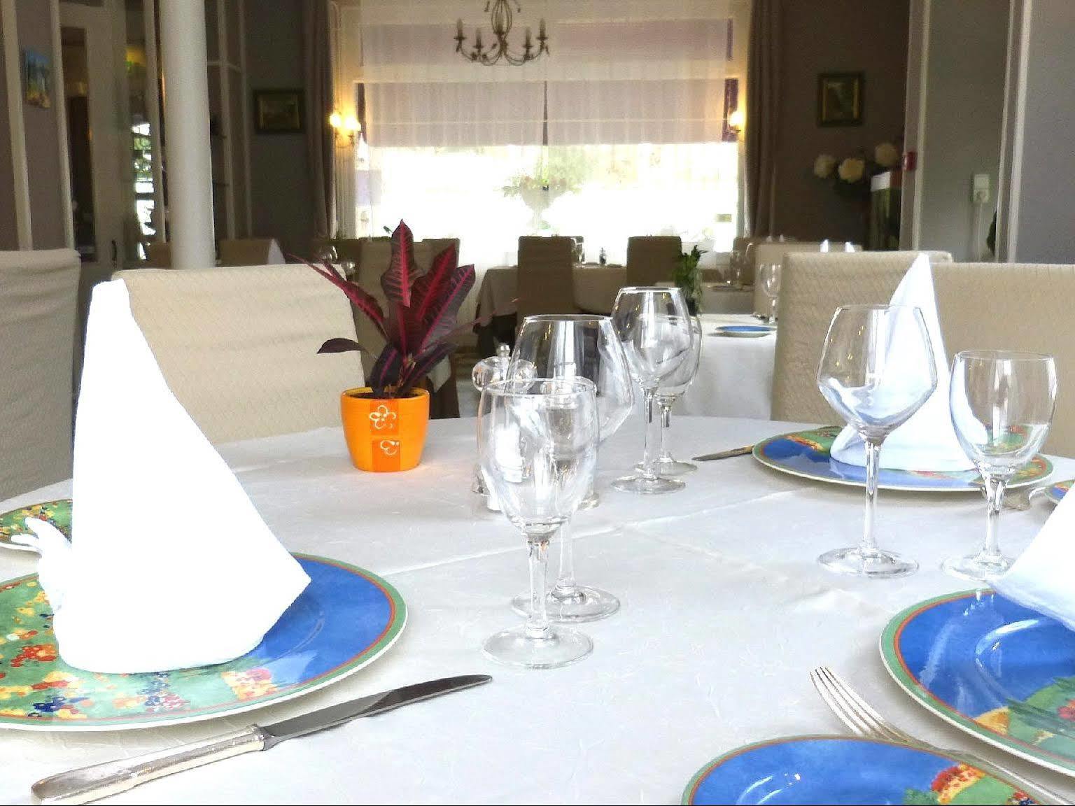Hotel Restaurant "Le Relais" Courtenay  Kültér fotó